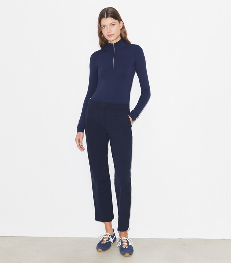 Tory Burch designer bas Pantalon court stretch in Medium Navy sur mannequin, devant