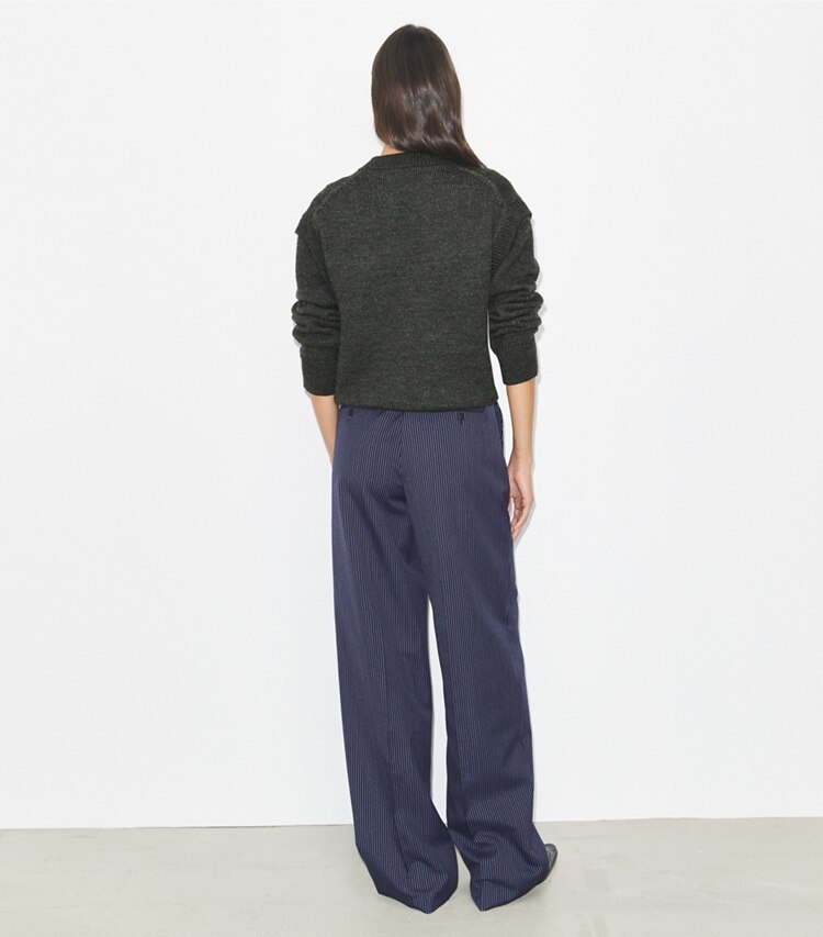 Tory Burch designer bas Pantalon crêpe dans Tory Navy / White sur modèle, de dos
