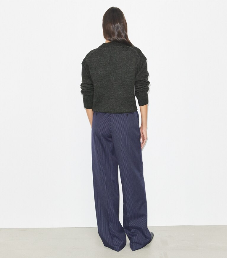 Tory Burch designer bas Pantalon crêpe dans Tory Navy / White sur modèle, de dos