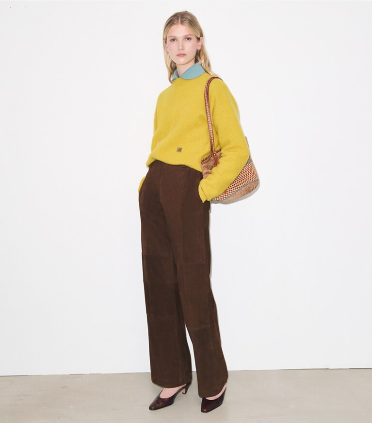 Tory Burch designer bas Pantalon décontracté en daim in Light Chocolate sur mannequin, devant