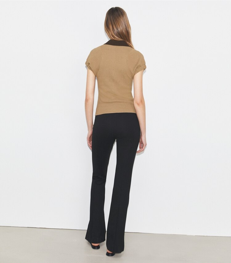 Tory Burch designer bas Pantalon de compression évasé dans Black sur modèle, de dos