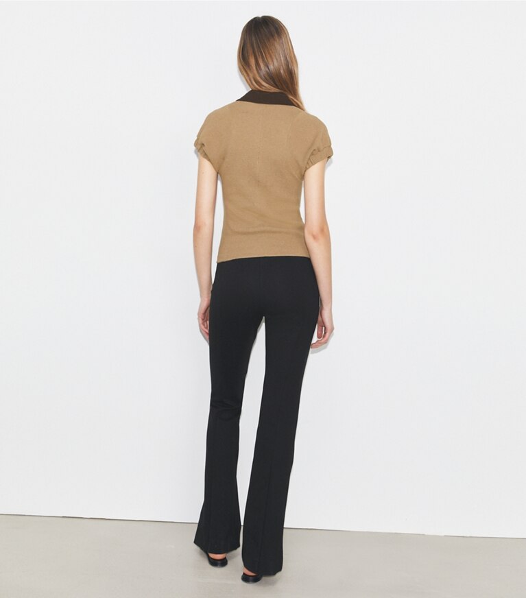 Tory Burch designer bas Pantalon de compression évasé dans Black sur modèle, de dos