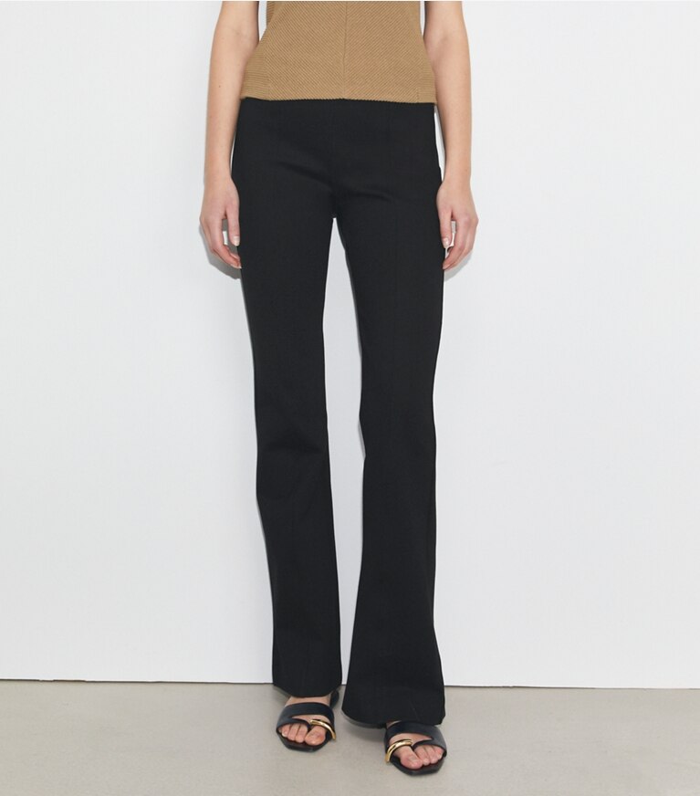Tory Burch designer bas Pantalon de compression évasé dans Black détail sur modèle