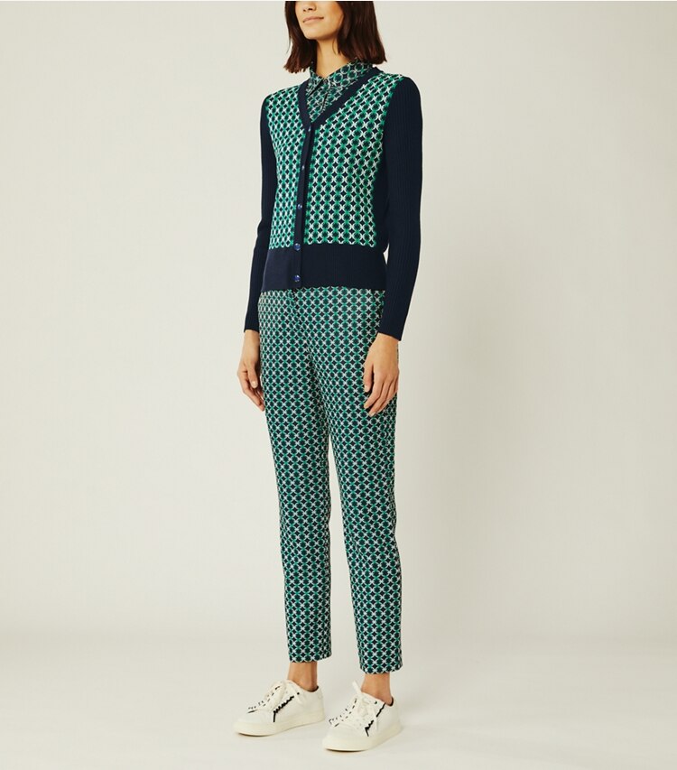 Tory Sport designer bas Pantalon de golf en sergé technique imprimé dans Tory Navy Locking Rings Small sur modèle, de face