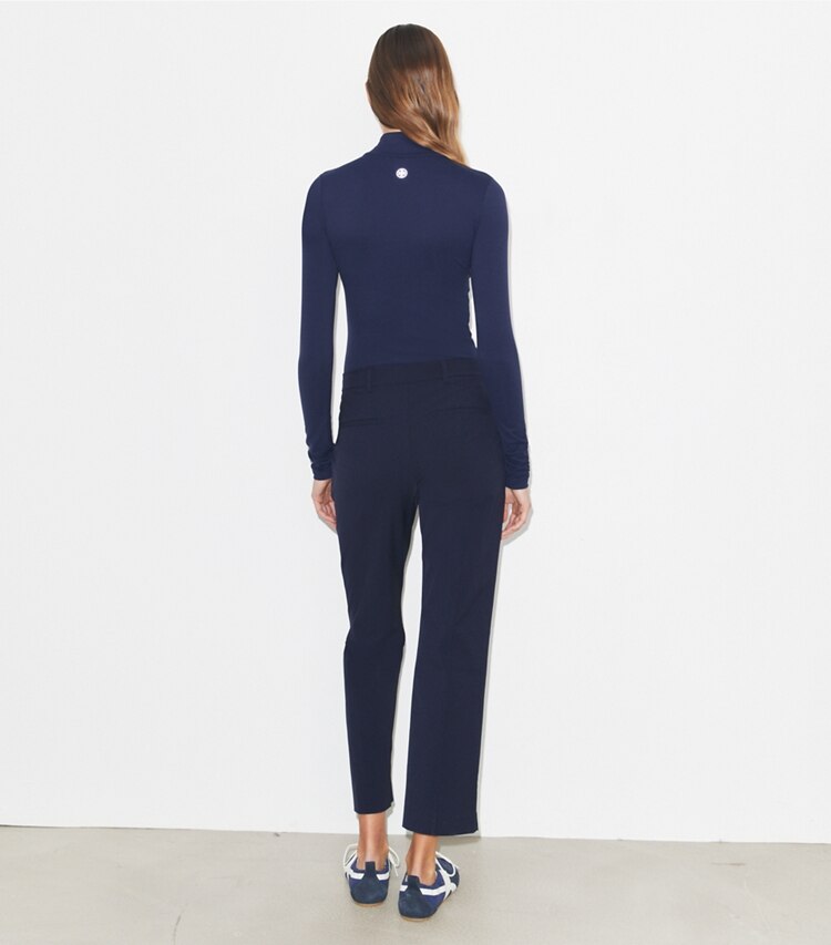 Tory Burch designer bas Pantalon de golf extensible coupe 7/8 dans Medium Navy sur modèle, de dos