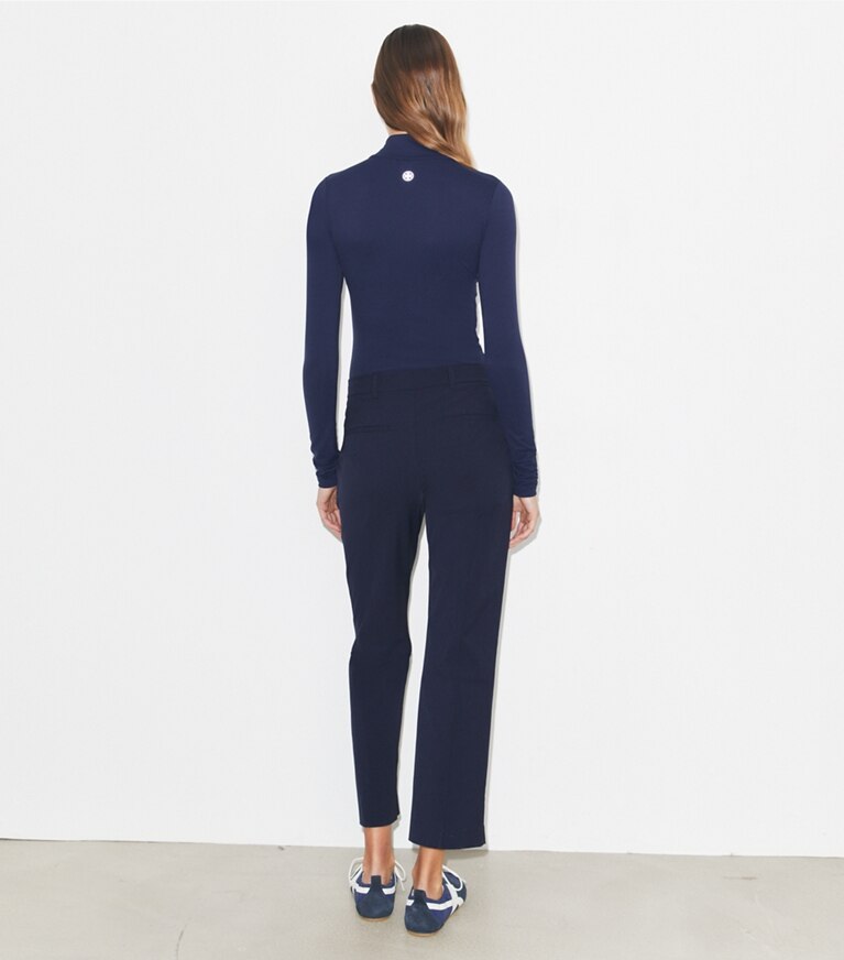Tory Burch designer bas Pantalon de golf extensible coupe 7/8 dans Medium Navy sur modèle, de dos