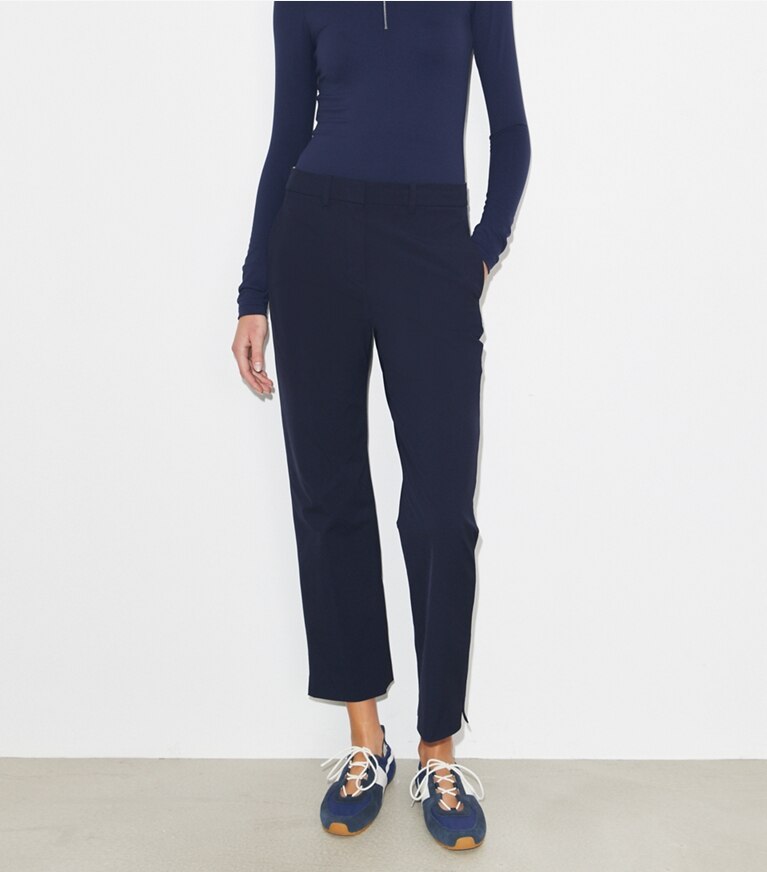 Tory Burch designer bas Pantalon de golf extensible coupe 7/8 dans Medium Navy détail sur modèle