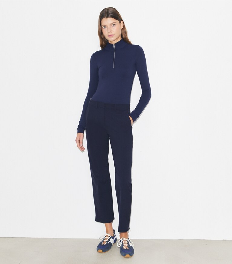 Tory Burch designer bas Pantalon de golf extensible coupe 7/8 dans Medium Navy sur modèle, de face