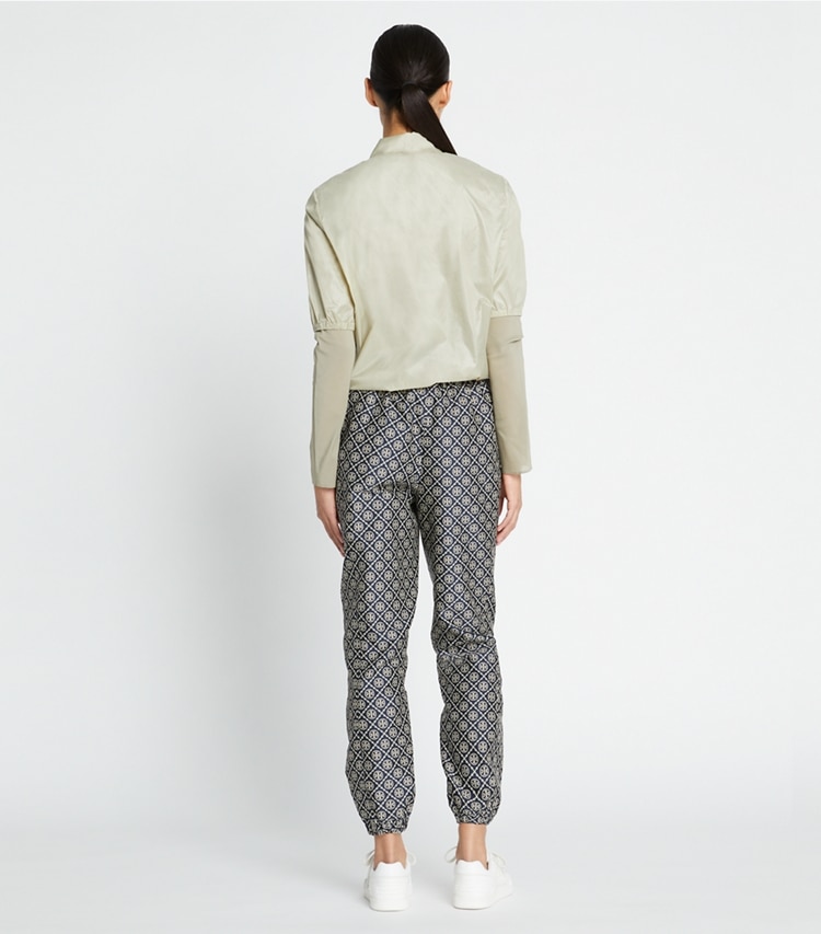 Tory Sport designer bas Pantalon de jogging T Monogram en jacquard technique in TORY NAVY T MONOGRAM SMALL SPORT on model back