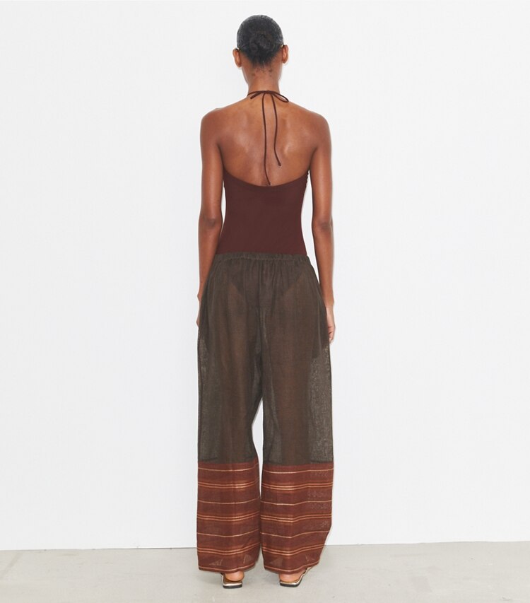 Tory Burch designer paréos Pantalon de plage en lin dans Dark Mocha / Orange Crisp Stripe sur modèle, de dos