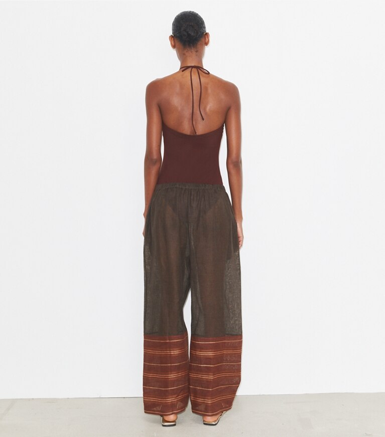 Tory Burch designer paréos Pantalon de plage en lin dans Dark Mocha / Orange Crisp Stripe sur modèle, de dos