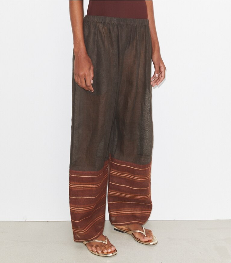Tory Burch designer paréos Pantalon de plage en lin dans Dark Mocha / Orange Crisp Stripe détail sur modèle
