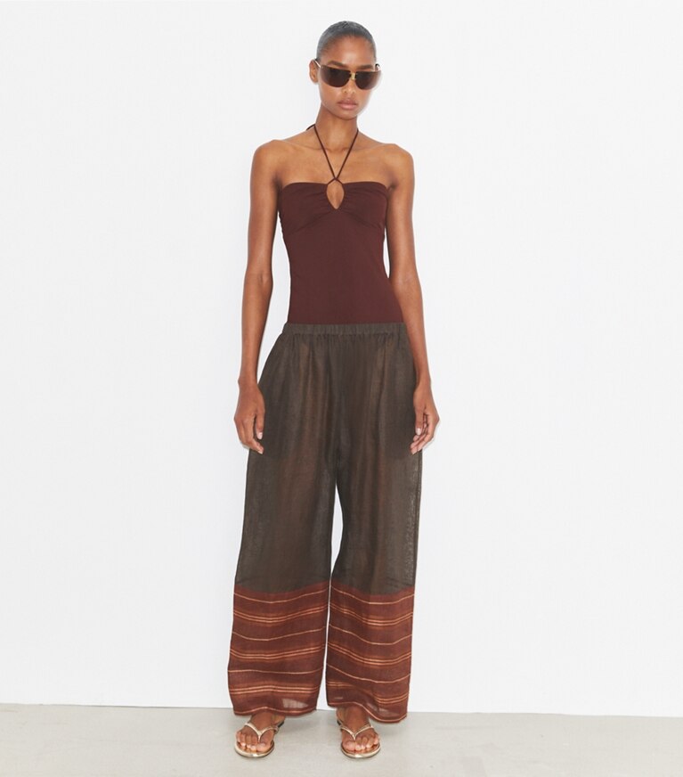 Tory Burch designer paréos Pantalon de plage en lin dans Dark Mocha / Orange Crisp Stripe sur modèle, de face
