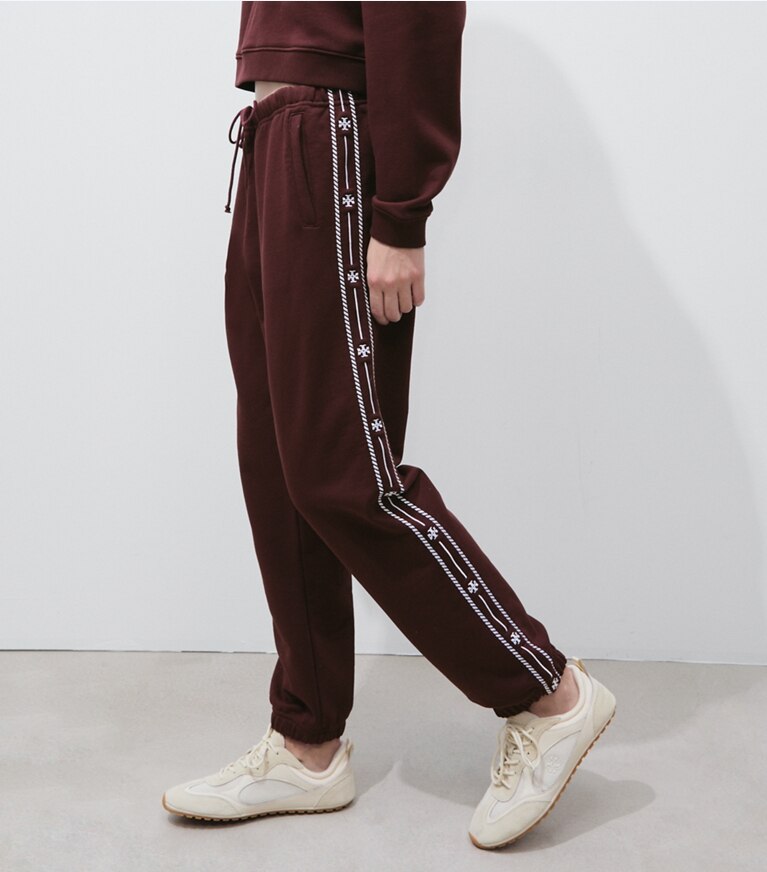 Tory Burch designer bas Pantalon de survêtement en coton bouclette à broderie dans Merlot détail sur modèle