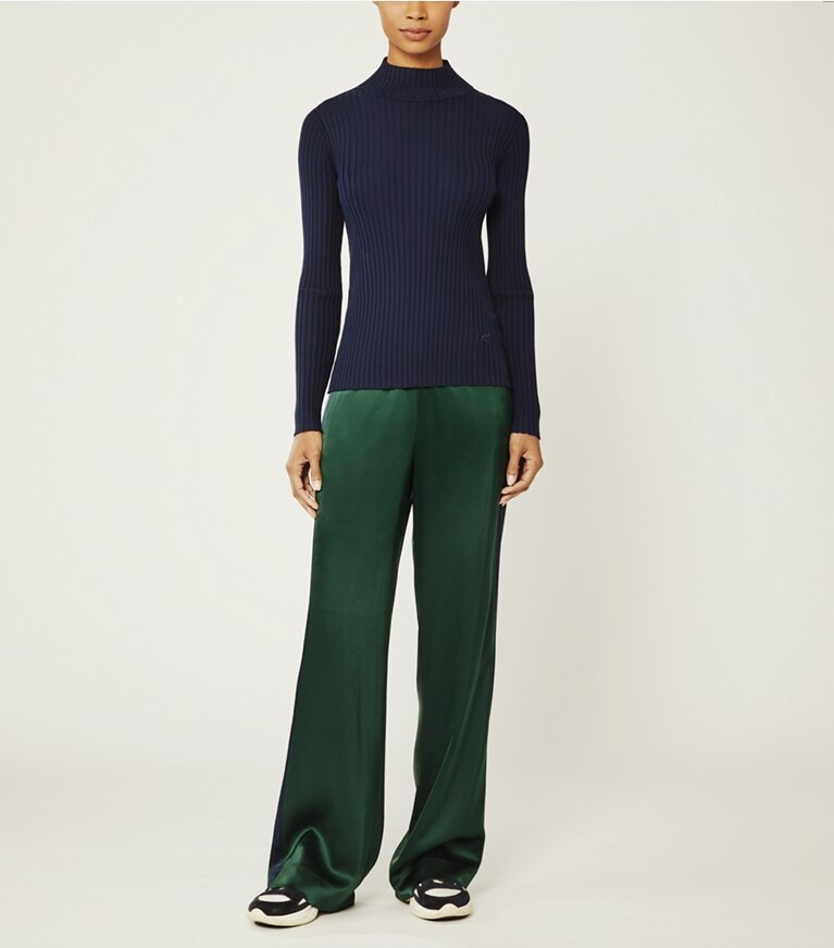 Tory Sport designer bas Pantalon de survêtement en satin in Conifer/Tory Navy sur mannequin, devant