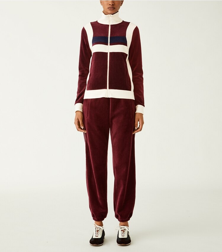 Tory Sport designer bas Pantalon de survêtement en velours in Winetasting sur mannequin, devant