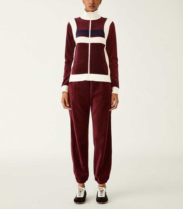 Tory Sport designer bas Pantalon de survêtement en velours in Winetasting sur mannequin, devant