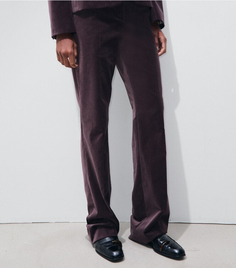 Tory Burch designer bas Pantalon de tailleur en velours in Smoky Plum on model detail