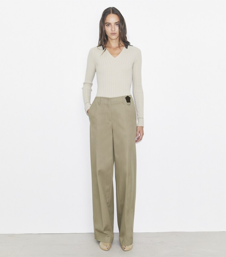 Tory Burch designer bas Pantalon en coton vieilli in Taupe Gray sur mannequin, devant