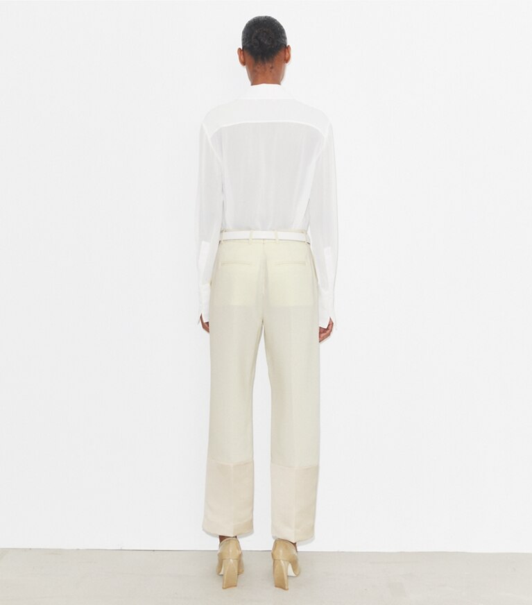 Tory Burch designer bas Pantalon en crêpe coupe 7/8 dans French Cream sur modèle, de dos