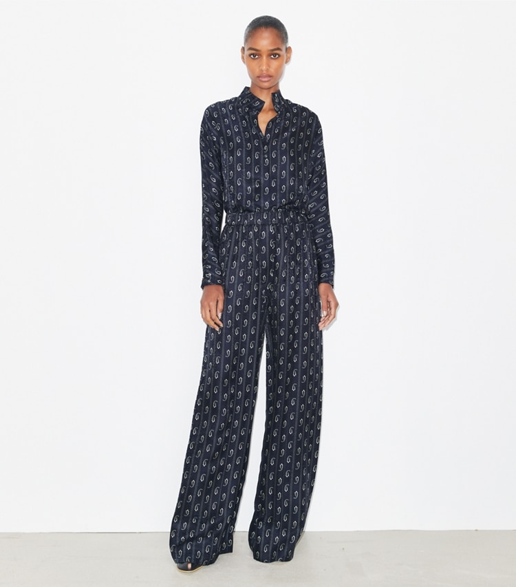 Tory Burch designer bas Pantalon en jacquard coupe décontractée dans Medium Navy Paisley sur modèle, de face