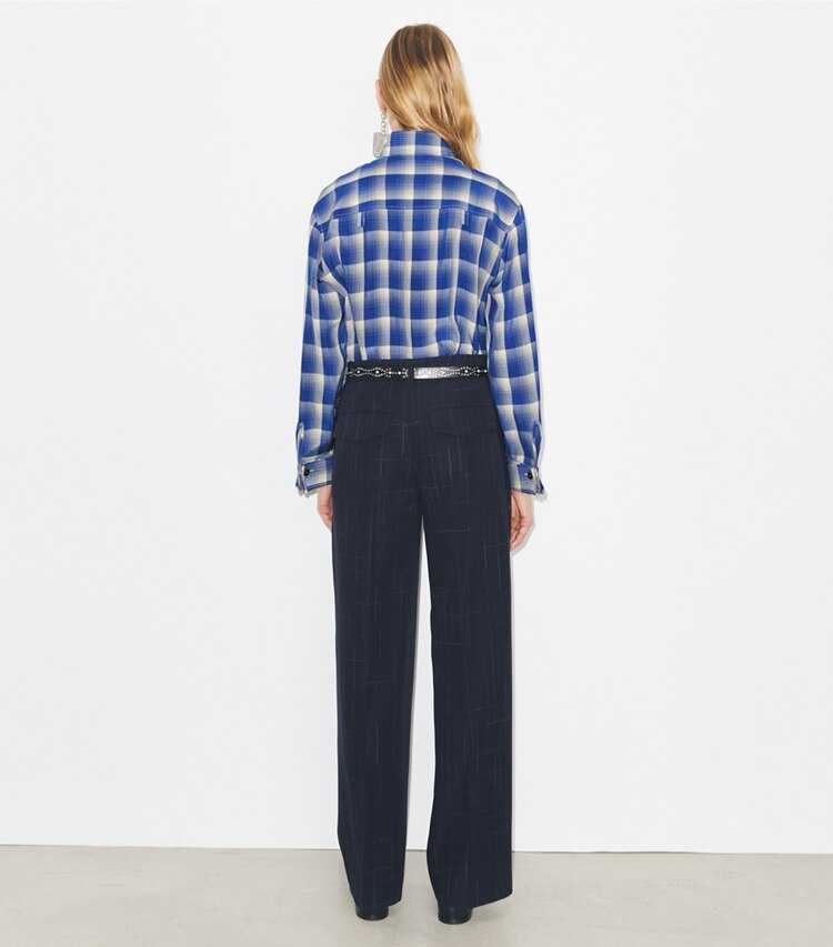 Tory Burch designer bas Pantalon en laine à jambe large dans Dark Navy / Copper sur modèle, de dos