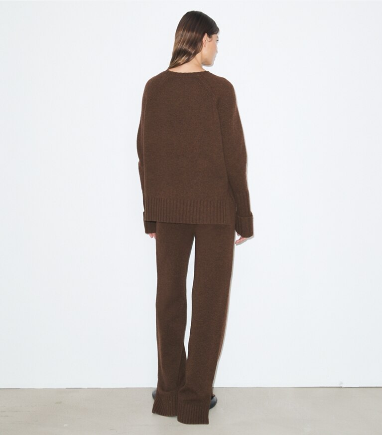 Tory Burch designer bas Pantalon en tricot de laine dans Dark Roast sur modèle, de dos