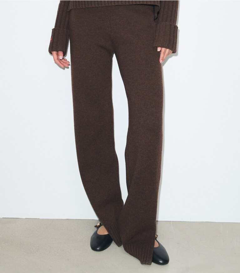 Tory Burch designer bas Pantalon en tricot de laine dans Dark Roast détail sur modèle