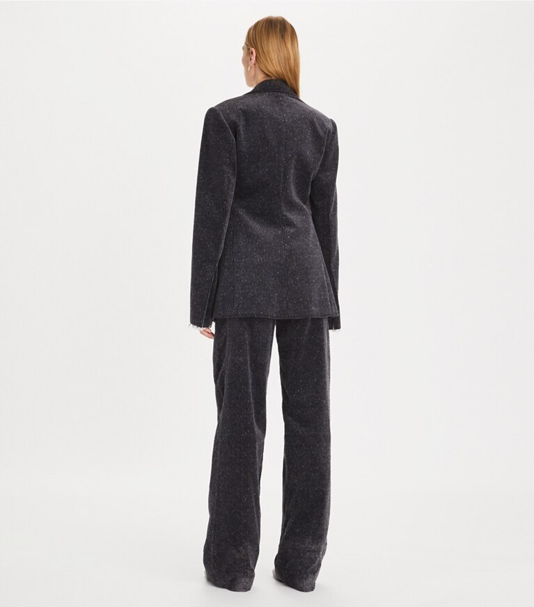 Tory Burch designer bas Pantalon en velours côtelé à jambe large dans Flecked Charcoal sur modèle, de dos