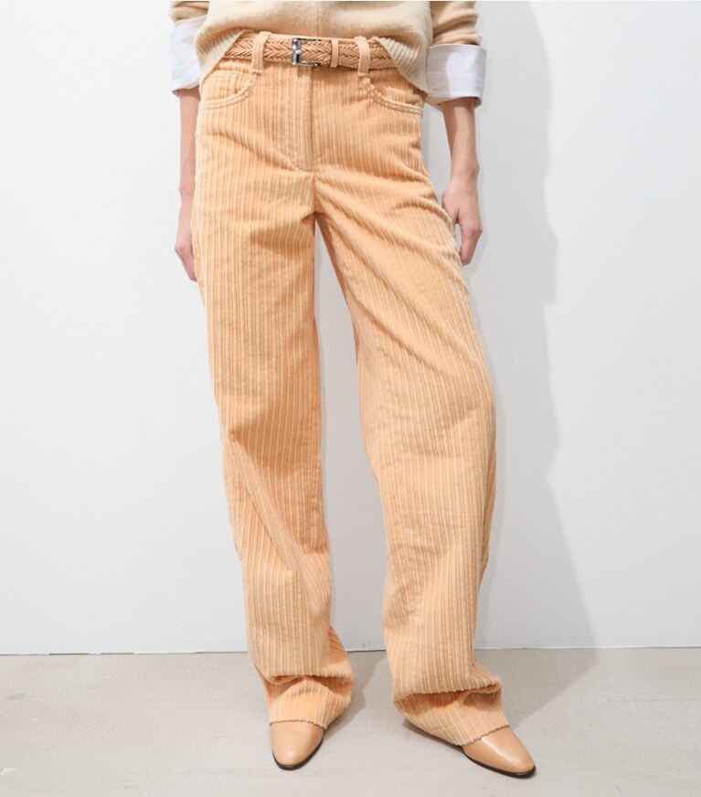 Tory Burch designer bas Pantalon en velours côtelé Buddy dans Apricot détail sur modèle