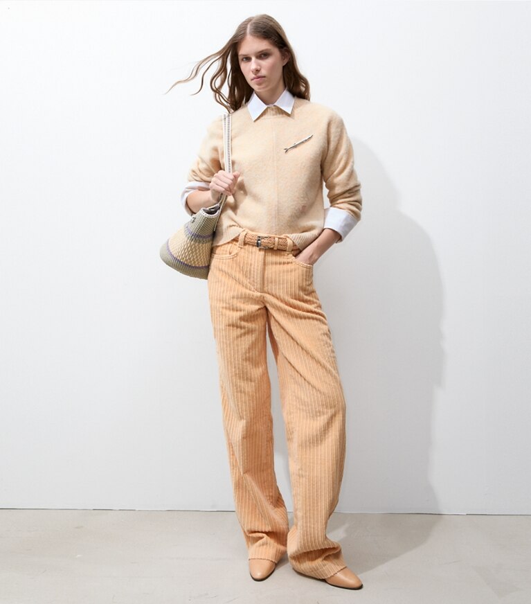 Tory Burch designer bas Pantalon en velours côtelé Buddy dans Apricot sur modèle, de face