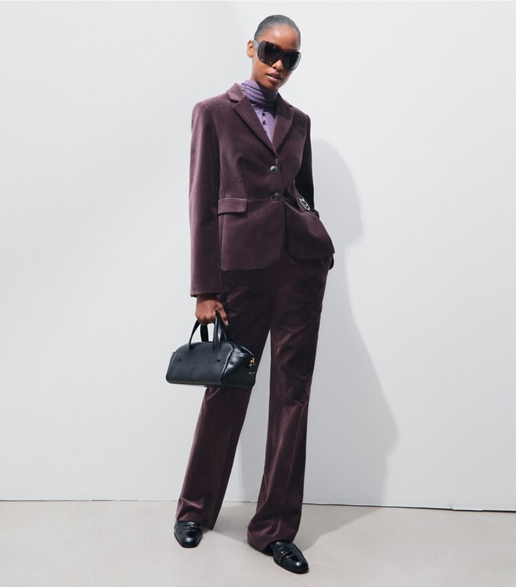 Tory Burch designer bas Pantalon habillé en velours dans Smoky Plum sur modèle, de face