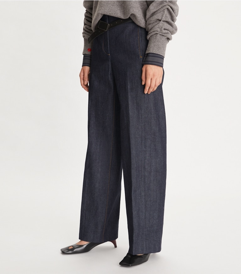 Tory Burch designer pantaloni Pantalone denim con orlo a vivo in Deep Dark Wash on model detail