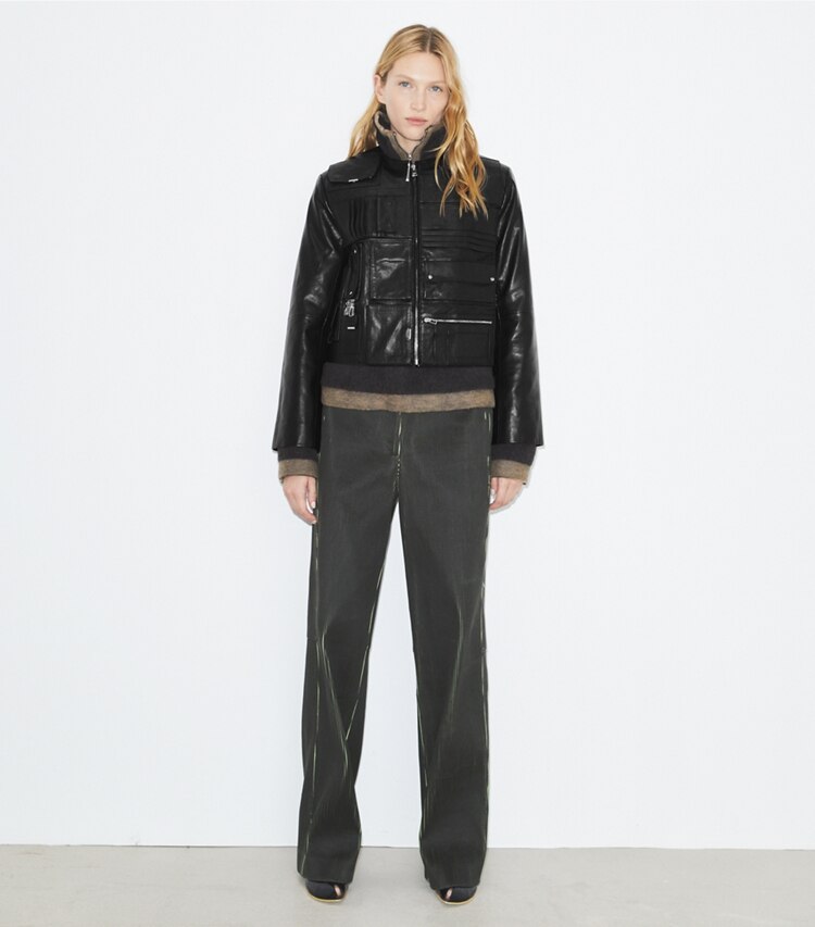 Tory Burch designer pantaloni Pantalone in velluto a coste in Dark Brown / Bright Green parte anteriore su modella