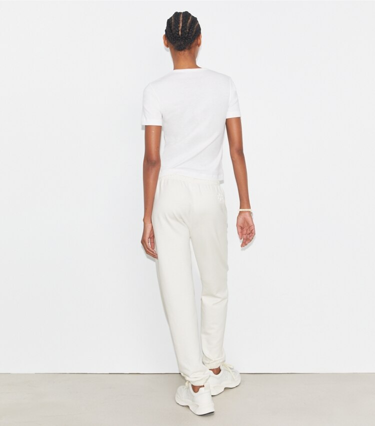 Tory Sport designer pantaloni Pantalone sportivo crop in spugna di cotone in Ivory White on model back