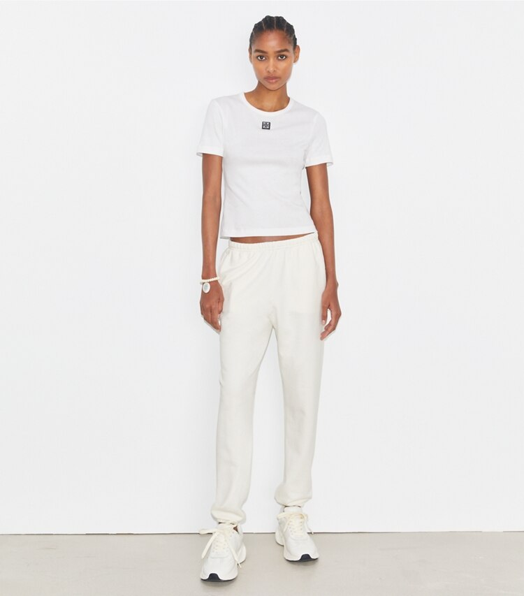 Tory Sport designer pantaloni Pantalone sportivo crop in spugna di cotone in Ivory White parte anteriore su modella
