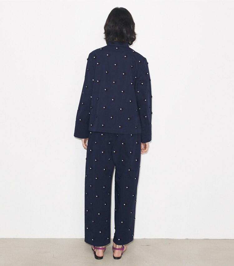 Tory Burch diseñador ropa de playa Pantalones de algodón con adornos en Medium Navy parte posterior en modelo