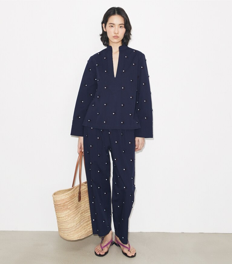 Tory Burch diseñador ropa de playa Pantalones de algodón con adornos en Medium Navy frente en modelo
