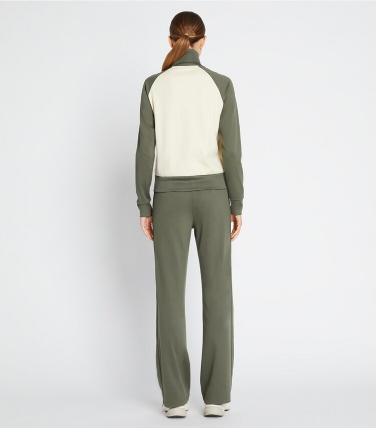 Tory Sport diseñador prendas inferiores Pantalones de chándal de punto doble en Light Olive en el modelo (espalda)