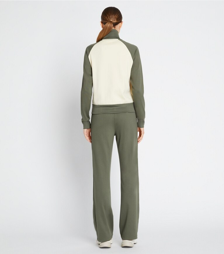 Tory Sport diseñador prendas inferiores Pantalones de chándal de punto doble en Light Olive en el modelo (espalda)