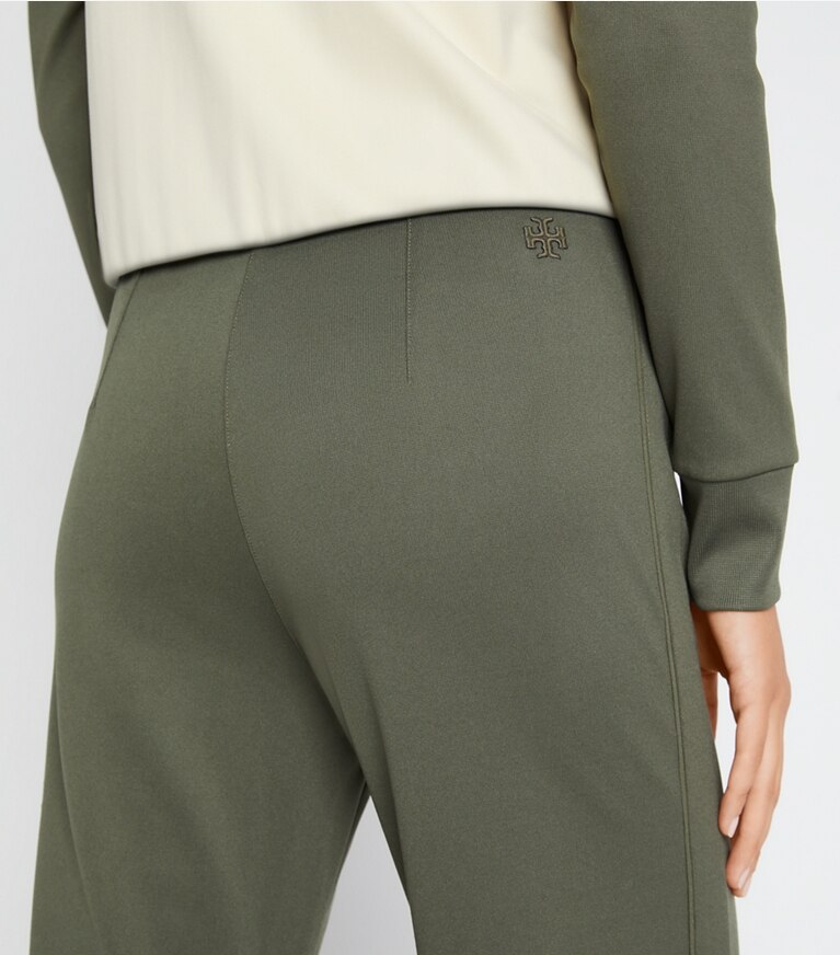 Tory Sport diseñador prendas inferiores Pantalones de chándal de punto doble en Light Olive en el modelo (detalle)