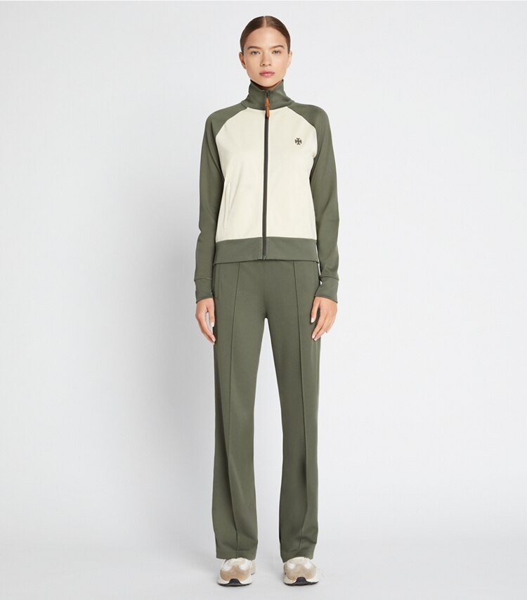 Tory Sport diseñador prendas inferiores Pantalones de chándal de punto doble en Light Olive en el modelo (frente)