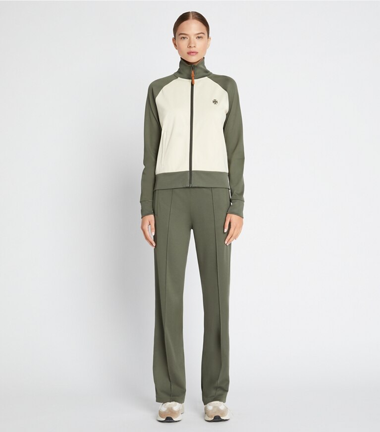 Tory Sport diseñador prendas inferiores Pantalones de chándal de punto doble en Light Olive en el modelo (frente)