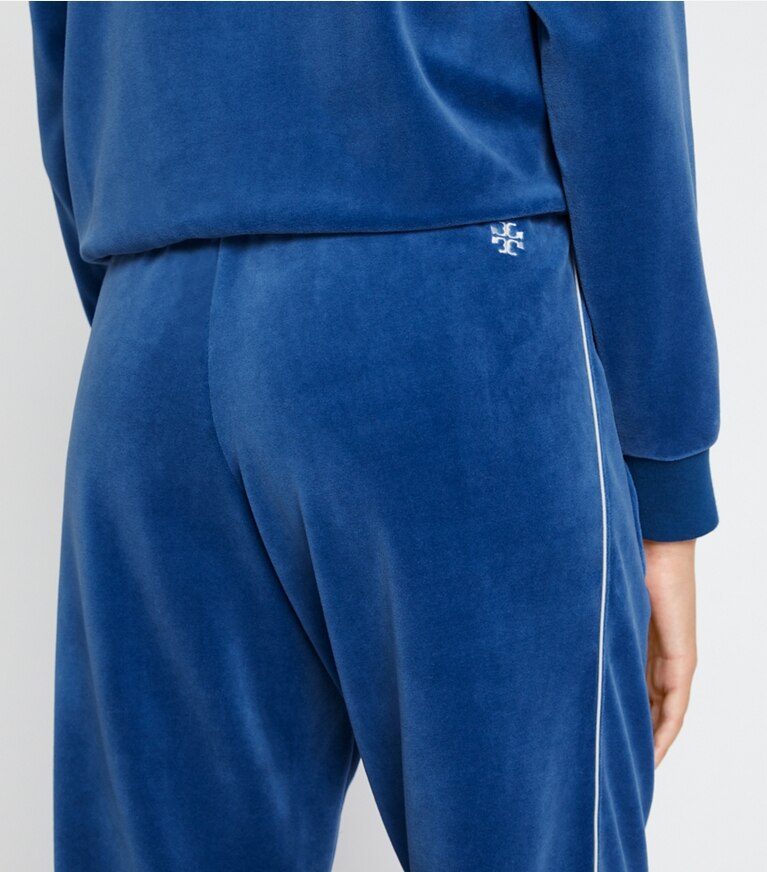 Tory Burch diseñador prendas inferiores Pantalones de chándal de velvetón en Blue Wash en el modelo (detalle)