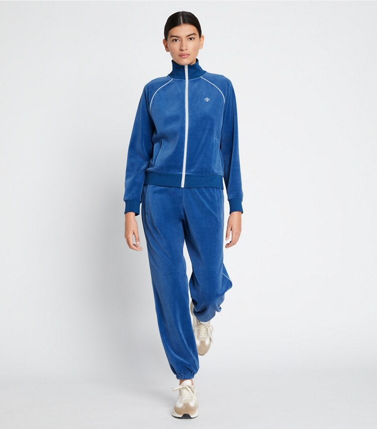 Tory Burch diseñador prendas inferiores Pantalones de chándal de velvetón en Blue Wash en el modelo (frente)