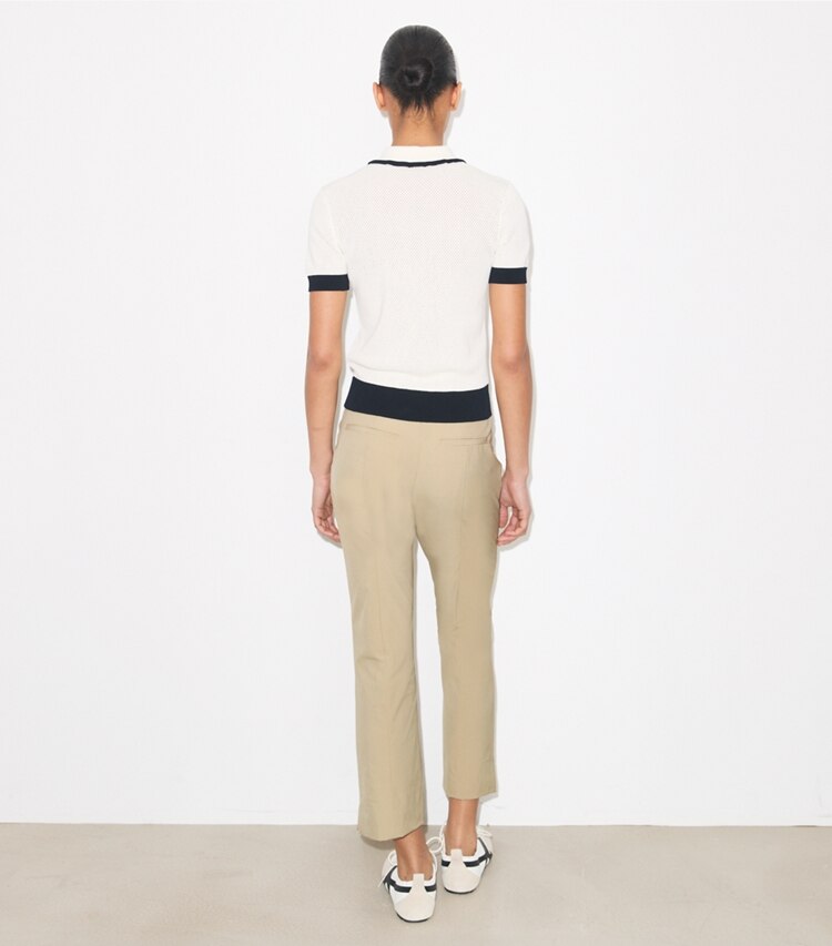 Tory Burch diseñador prendas inferiores Pantalones de golf elásticos, recortados en Washed Khaki parte posterior en modelo