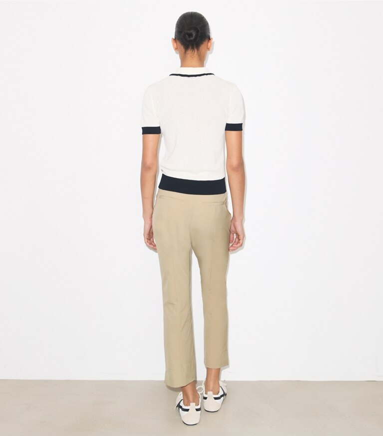 Tory Burch diseñador prendas inferiores Pantalones de golf elásticos, recortados en Washed Khaki parte posterior en modelo