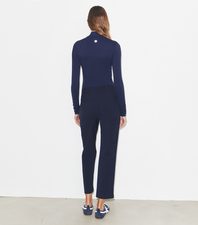 Tory Burch diseñador prendas inferiores Pantalones de golf elásticos recortados en Medium Navy en el modelo (espalda)