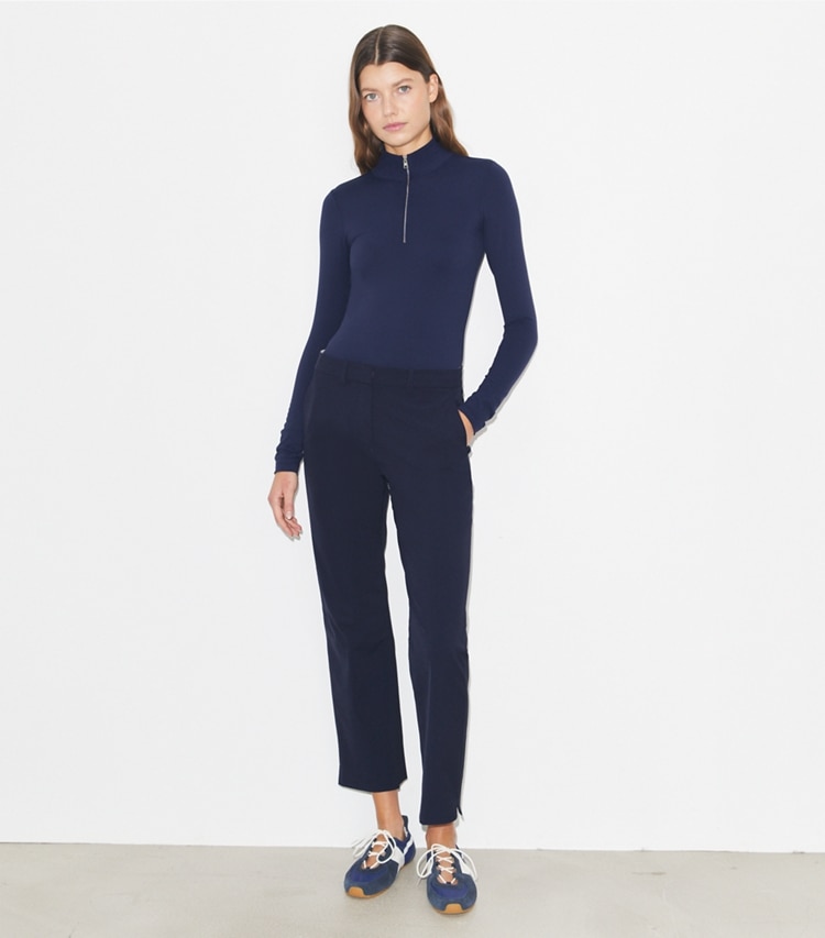Tory Burch diseñador prendas inferiores Pantalones de golf elásticos recortados en Medium Navy en el modelo (frente)