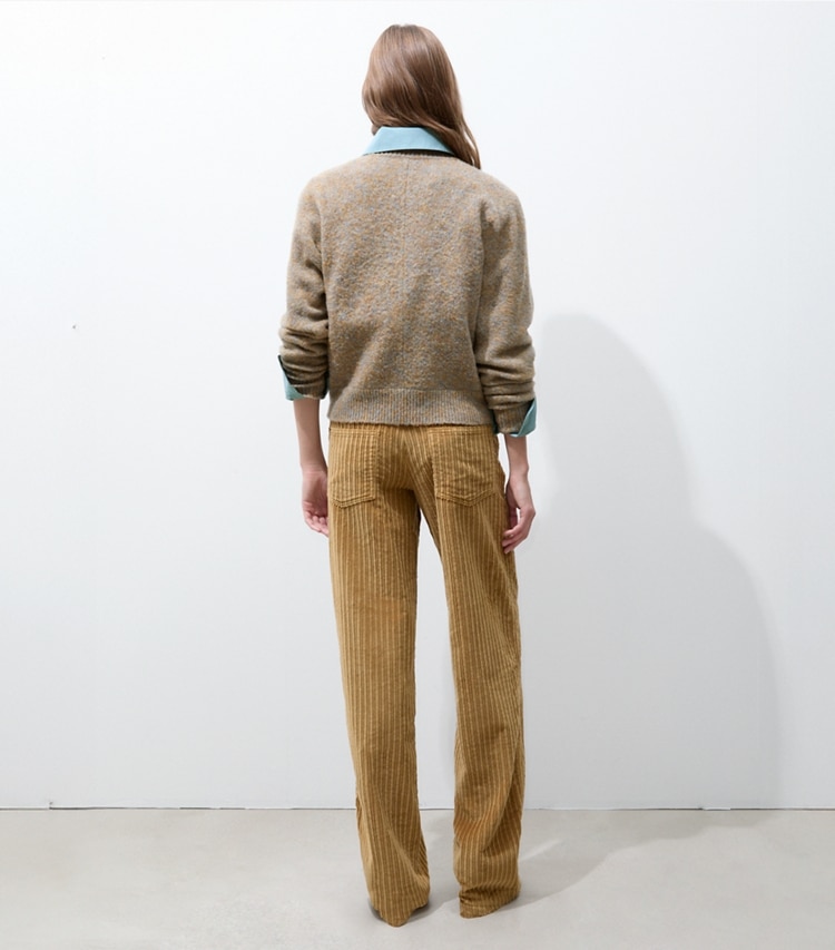 Tory Burch diseñador prendas de abajo Pantalones de pana Buddy en Grain parte posterior en modelo